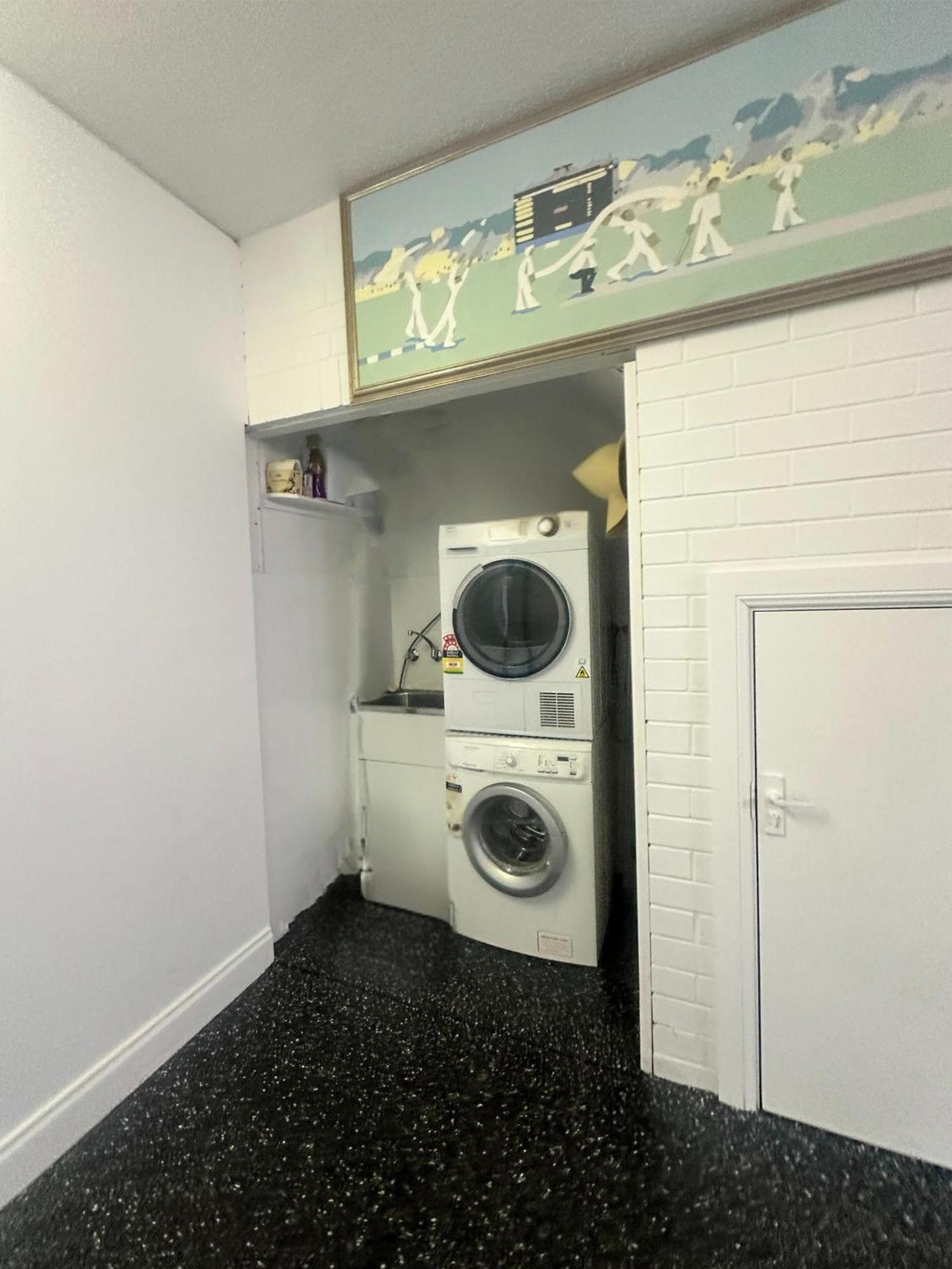 Holiday home Walk To Adelaide Oval, 4-bedroom With Parking