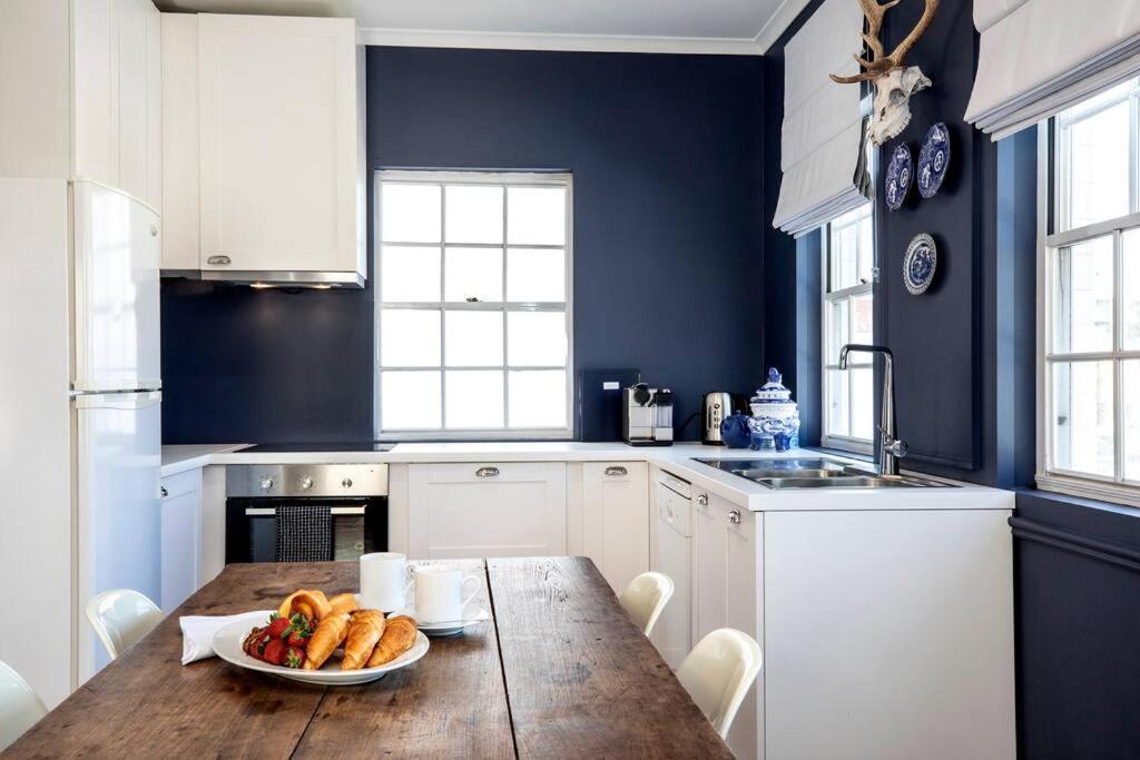 Walk To Adelaide Oval, 4-bedroom With Parking *