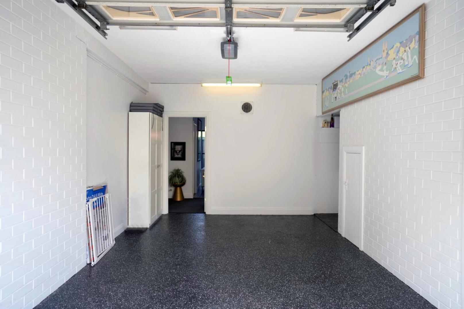 Walk To Adelaide Oval, 4-bedroom With Parking North Adelaide