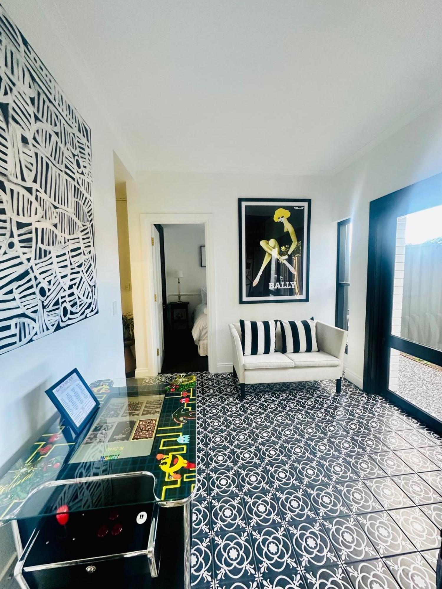 Walk To Adelaide Oval, 4-bedroom With Parking *